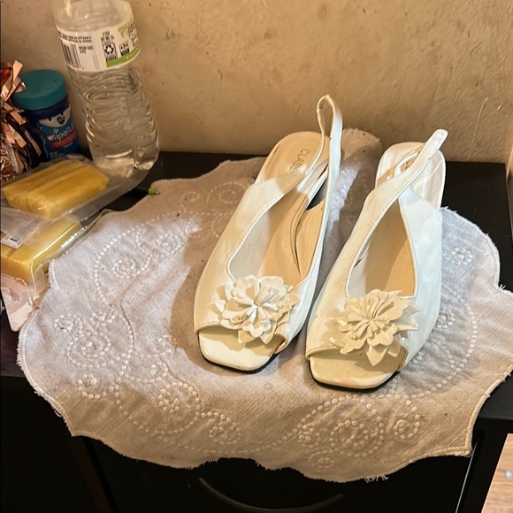 Classic Cream Slingback Heels with Floral Accent - Picture 1 of 5